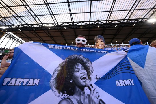 Imagini fabuloase cu fanii scoțieni, înainte de meciul cu Elveția. Cum au ajutat un bătrânel