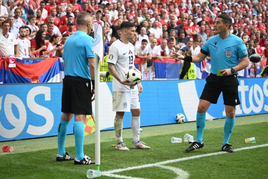 Alfonso Perez Burrull: “Istvan Kovacs trebuie să schimbe asta!” Prestația românului de la meciul Serbia – Slovenia a fost analizată de fostul mare arbitru spaniol