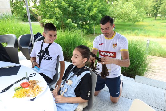 Jucătorii naționalei au fost vizitați de familii în cantonamentul de la EURO 2024. Imagini incredibile cu Denis Alibec și Florin Niță