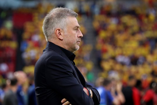 Edi Iordănescu îi încurajează pe tricolori înaintea meciului decisiv cu Slovacia: ”Suntem cu toții mândri să purtăm culorile României și să ne cântăm imnul”