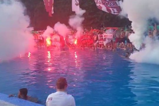 Ultrașii Rapidului, sărbătoare la piscină de ziua clubului. Imagini spectaculoase cu torțele aprinse