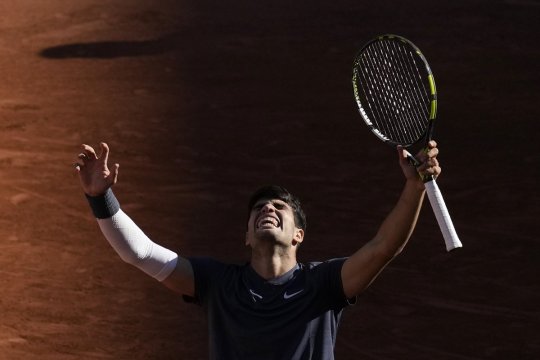 Carlos Alcaraz s-a calificat în finala de la Roland Garros! Meci de 5 seturi contra nr. 1 mondial