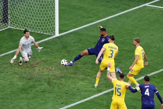 România - Olanda 0-2, ACUM, pe iAMsport.ro. Malen înscrie și el după o greșeală impardonabilă a lui Drăgușin