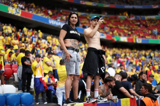 O fană a FCU Craiova face spectacol la Munchen! Tatuajul incredibil pe care l-a etalat în tribune la România - Olanda