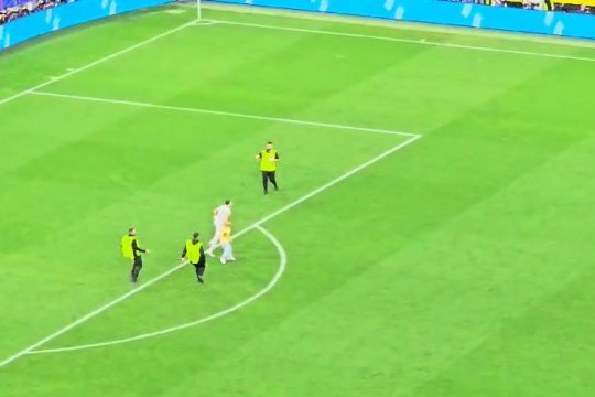 Un copil a intrat pe teren în finalul meciului cu Olanda! Puștiul scăpat din galeria României a fost oprit de stewarzi. La ce jucător se dusese