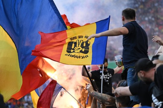 Fanii români și-au ieșit din minți după golul de 3-0 al Olandei! Ce au aruncat spre jucătorii olandezi