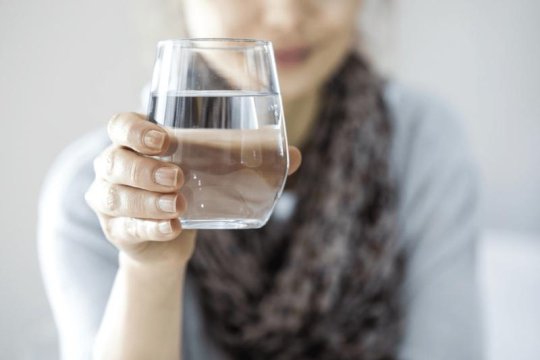 Ce se întâmplă dacă bei dimineața un pahar de apă caldă pe stomacul gol? Ajută sau nu la slăbit?