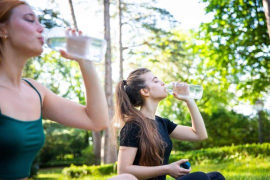 De ce NU este bine să bei apă rece pe CANICULĂ? Ce se întâmplă în organism și ce poți păți?