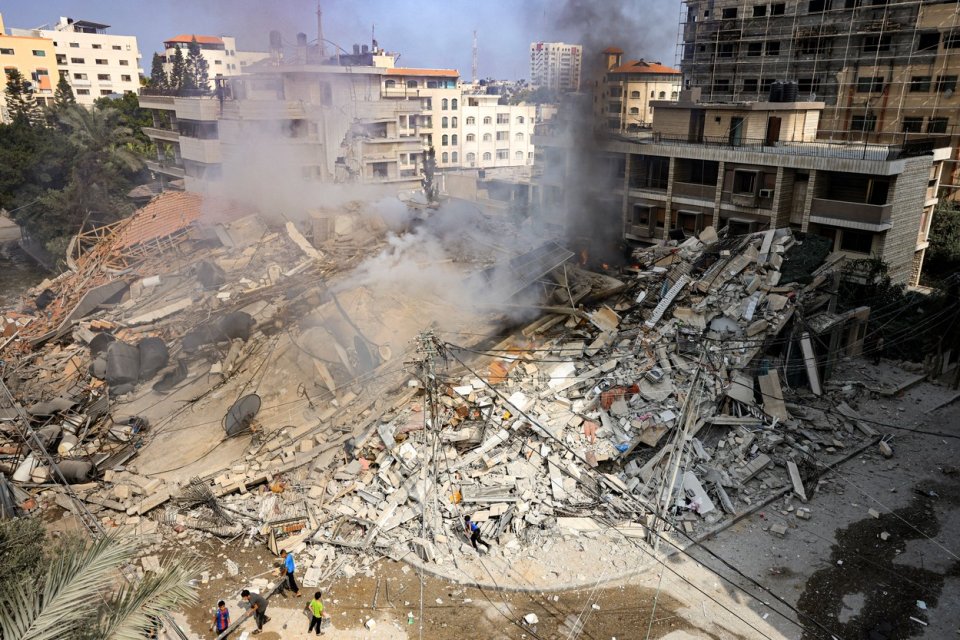 Fumul se ridică din ruinele unei clădiri distruse de loviturile aeriene israeliene în Gaza ca răspuns la atacurile HAMAS din 7 octombrie,  8 octombrie 2023.