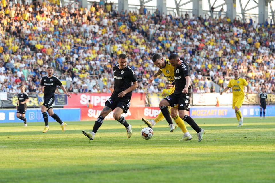 Imagine din meciul tur disputat pe "Ilie Oană", în vară