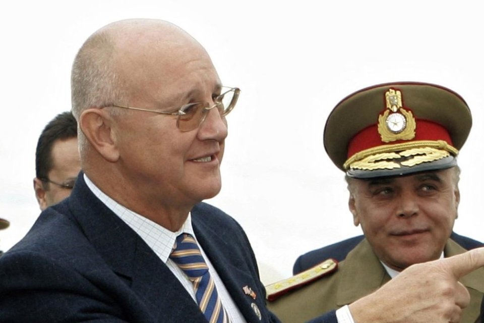 Ioan Mircea Pașcu (foto în stânga) a fost ministrul Apărării Naționale în perioada 2000-2004