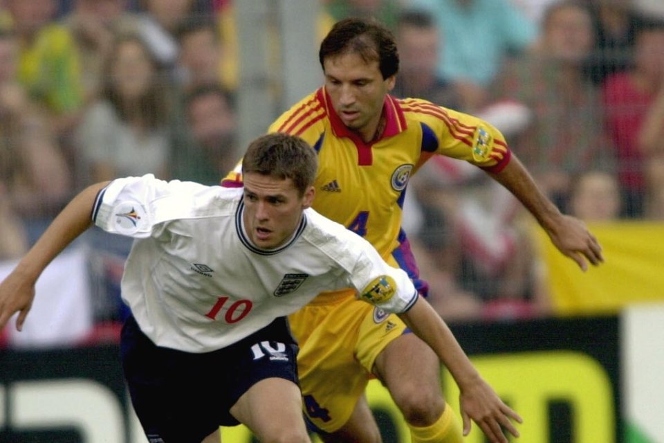 Iulian Filipescu, în duel cu Michael Owen, în timpul meciului România - Anglia 3-2, la EURO 2000