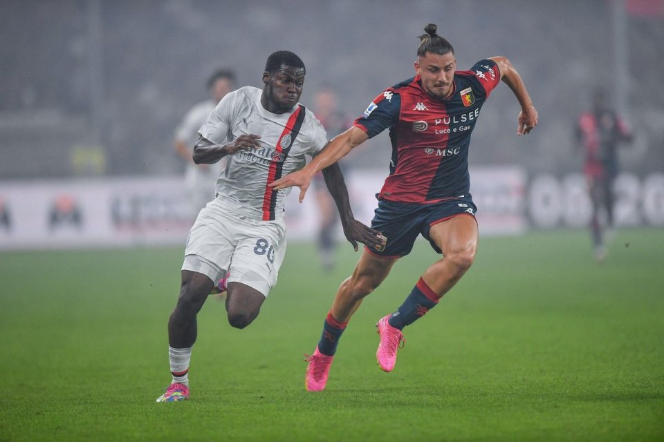 Radu Drăgușin, fundașul lui Genoa, într-un duel cu jucătorul milanez Yunus Musah, într-un meci Genoa - Milan.