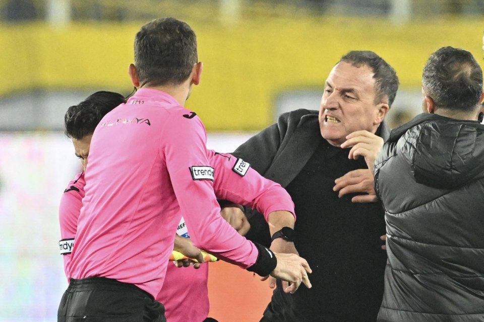 Faruk Koca, presedintele clubului Ankaragucu îl lovește pe arbitrul Halil Umut Meler la finalul meciului Ankaragucu -Rizespor, 1-1, Stadionul ”Eryaman”  din Ankara, Turcia, 11 decembrie 2023
