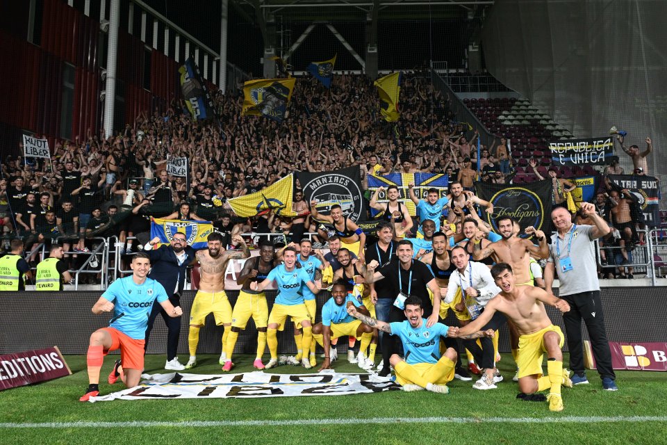 Fotbaliștii Petrolului alături de fani la finalul partidei din Giulești, câștigată cu Rapid, 2-0