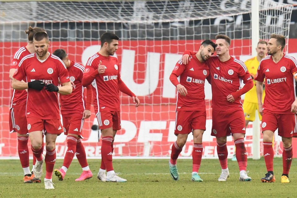 Fotbalișii Oțelului sărbătorind golul cu U Cluj