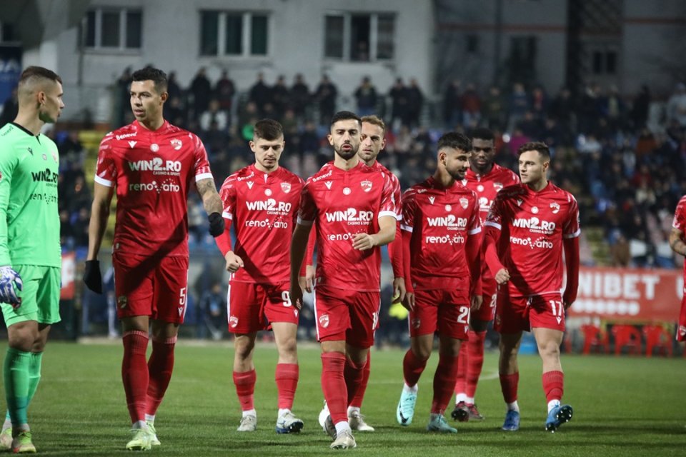 Fotbaliștii lui Dinamo în duelul cu FC Botoșani din Superliga
