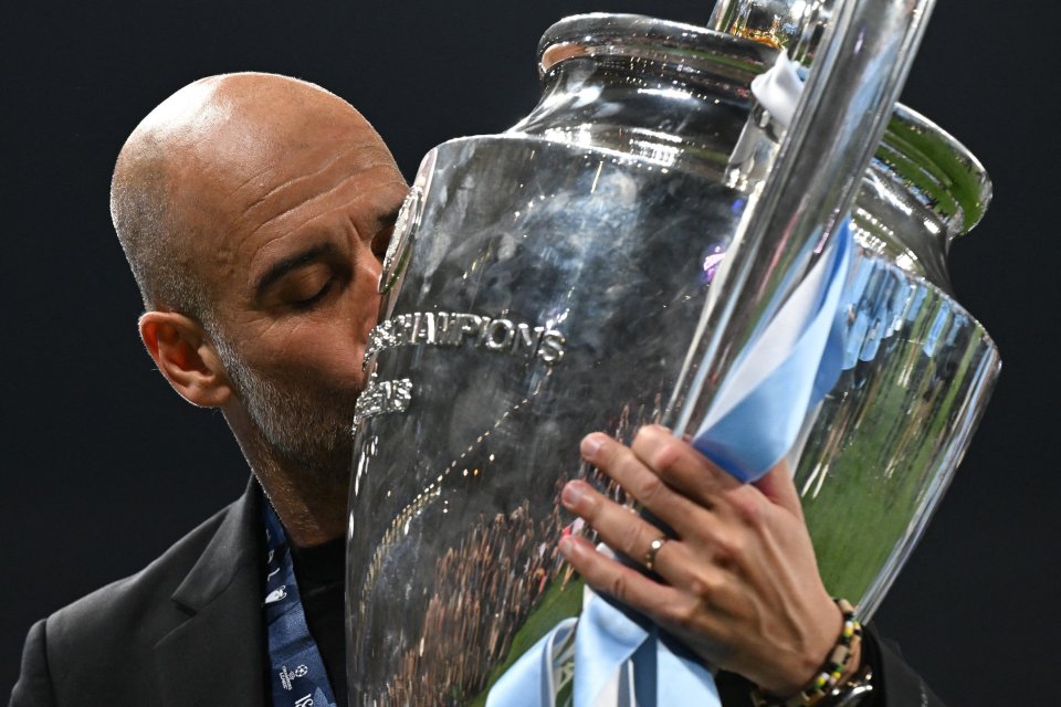 Pep Guardiola, managerul celor de la Manchester City, sărută trofeul Ligii Campionilor
