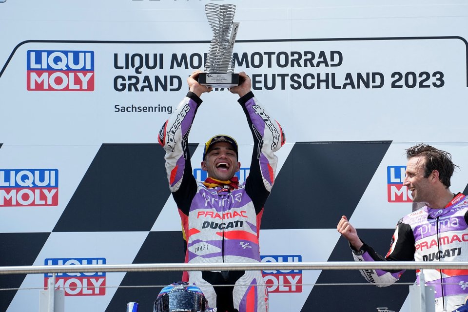 Jorge Martin, de la Pramac Racing, ridică trofeul oferit câștigătorului Marelui Premiu al Germaniei