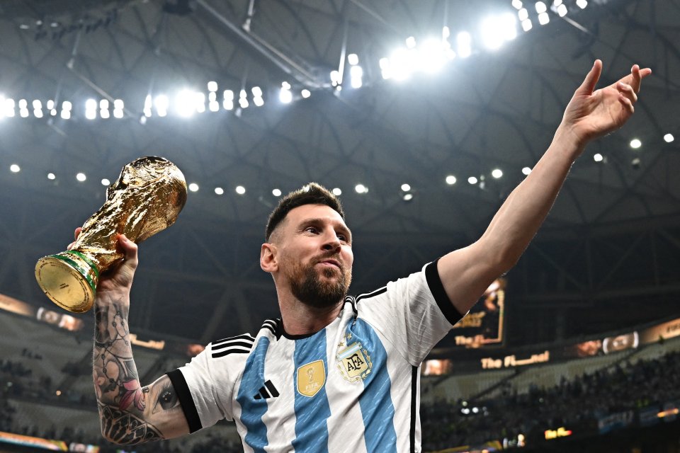 Leo Messi sărbătorește câștigarea titlului mondial, cu Argentina, după finala cu Franța de la CM Qatar 2022