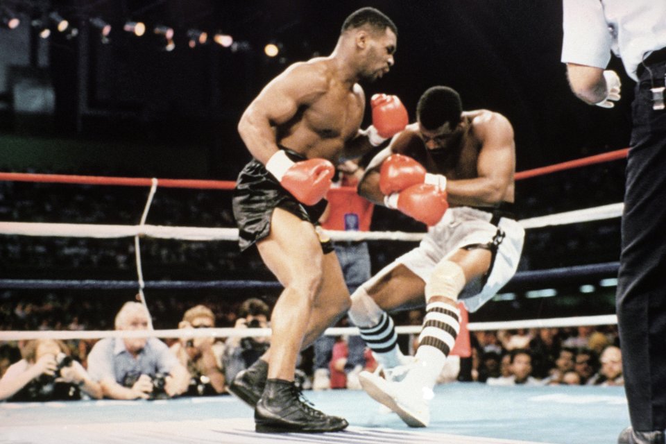 Mike Tyson îl face knockout pe Michael Spinks în lupta pentru centurile mondiale ale categoriei grea, 27 iunie 1988