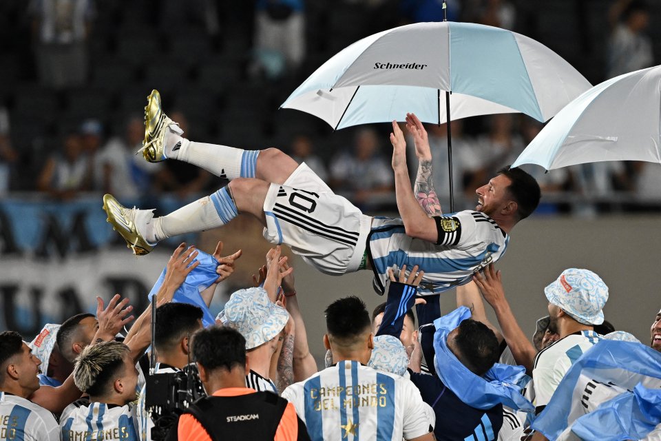 Leo Messi este purtat pe brațe de coechipierii săi de la naționala Argentinei după câștigarea titlului de campion mondial