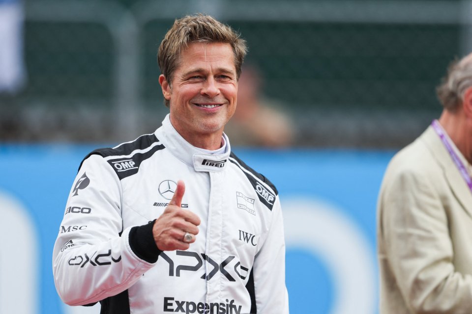 Brad Pitt, în echipamentul alb-negru de Formula 1, Marea Britanie