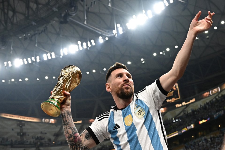 Leo Messi sărbătorește câștigarea titlului mondial, cu Argentina, după finala cu Franța de la CM Qatar 2022