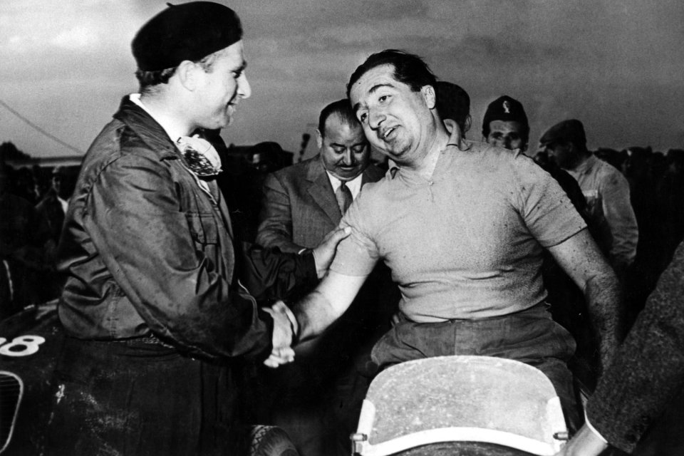 Juan Manuel Fangio, stanga, îl felicită pe Alberto Ascari, după ce acesta a câștigat Marele Premiu al Modenei