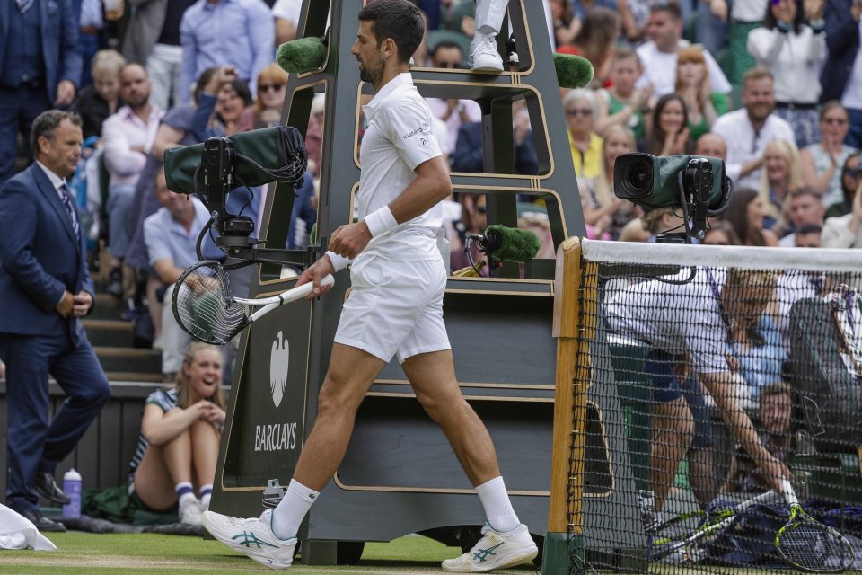 Novak Djokovic, surprins după ce a rupt racheta, în finala de la Wimbledon