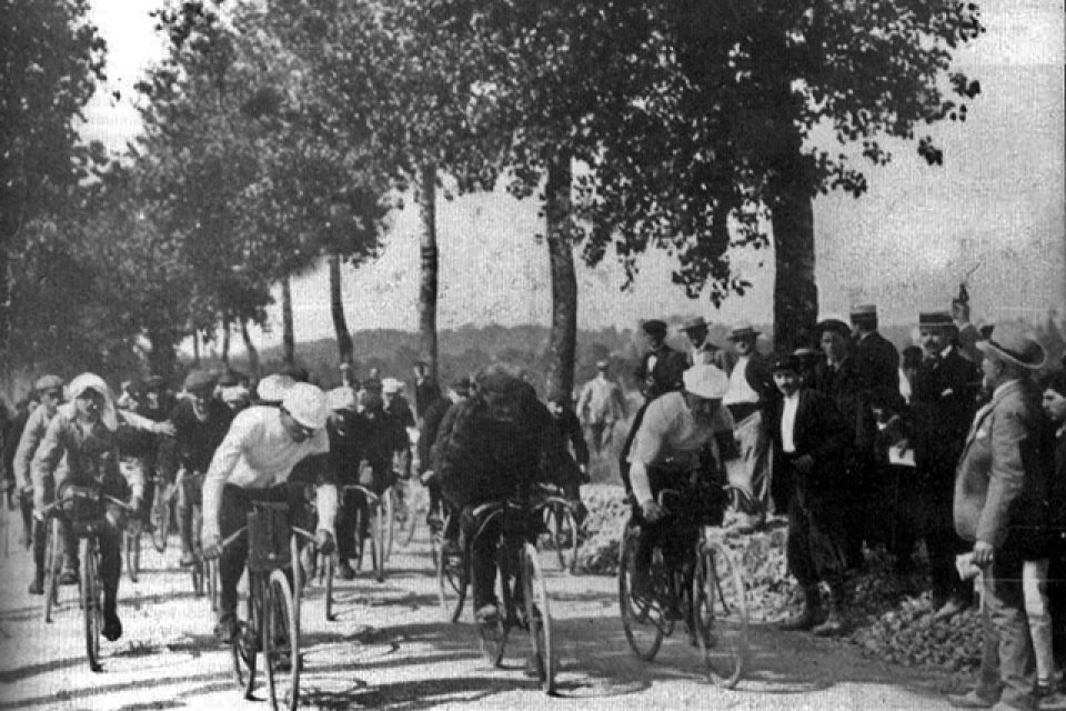 Fotografie din prima etapă a Turul Franței, disputată pe 1 iulie 1903