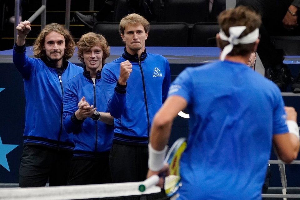 Andrey Rublev, Stefanos Tsitsipas și Alexander Zverev, încurajându-l pe Rafael Nadal, într-un meci de la Turneul Campionilor