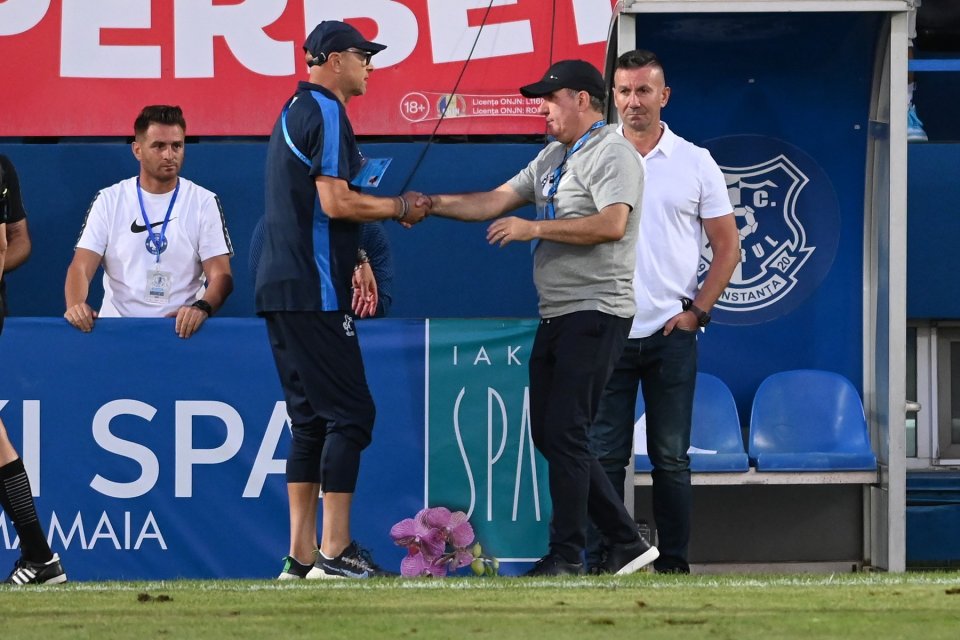 Leo Grozavu și Gică Hagi își dau mâna înainte de startul meciului