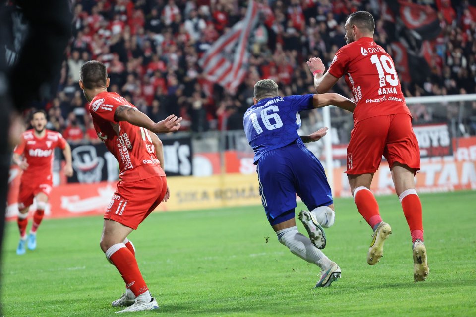 Gazonul de pe stadionul celor de la UTA Arad, într-un meci din Superliga