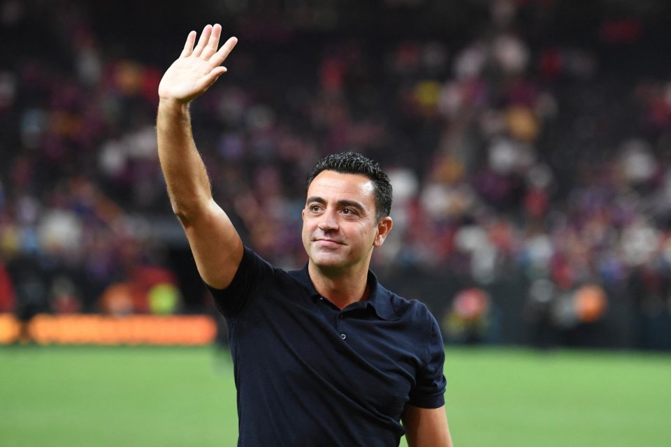 Xavi, tehnicianul Barcelonei, salutând spectatorii