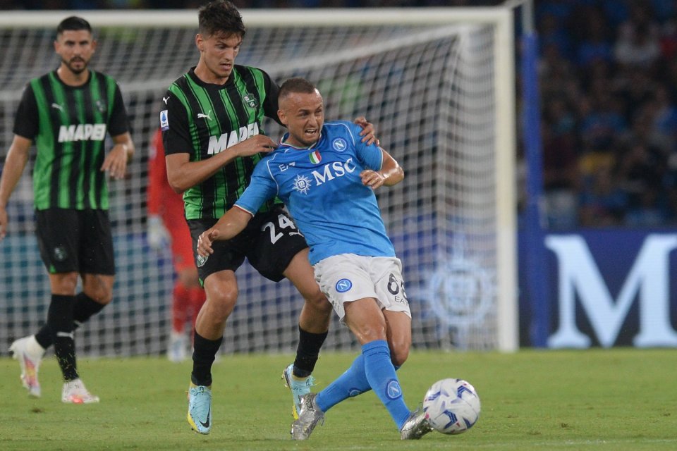 Daniel Boloca, într-un duel cu Stanislav Lobotka, în meciul din Serie A