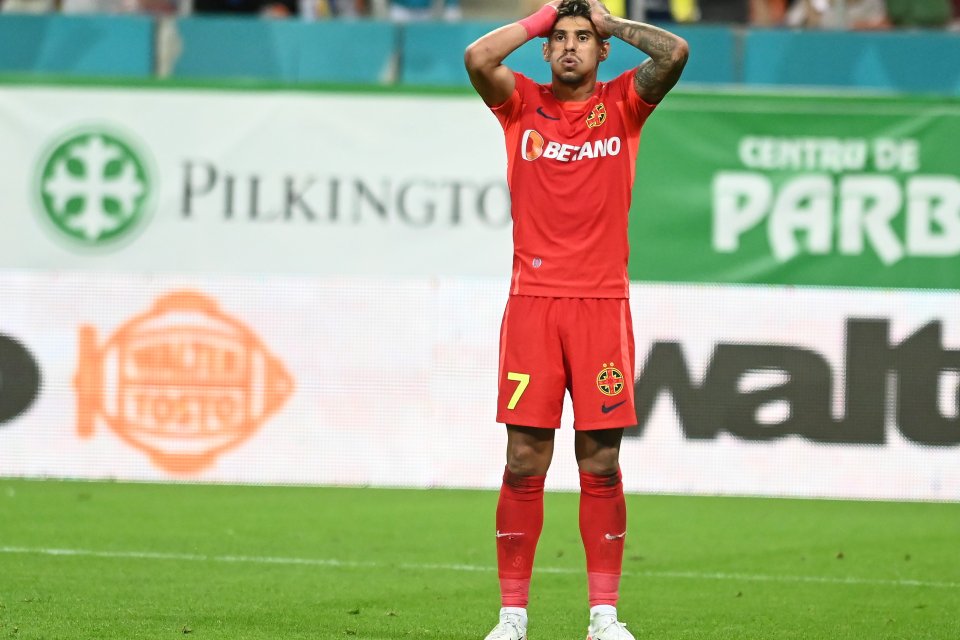 Florinel Coman reactionează după o ratare în meciul de fotbal dintre FCSB și Politehnica Iași, Superliga Superbet, Arena Națională din București, 20 august 2023