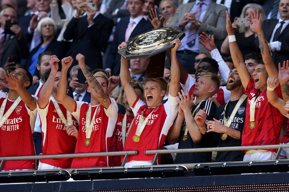 Căpitanul Odegaard și restul fotbaliștilor de la Arsenal, care celebrează obținerea trofeului