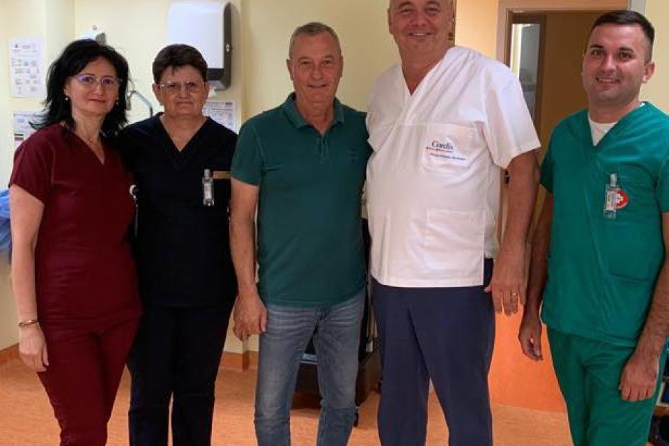 Mircea Rednic alături de echipa medicală care l-a operat