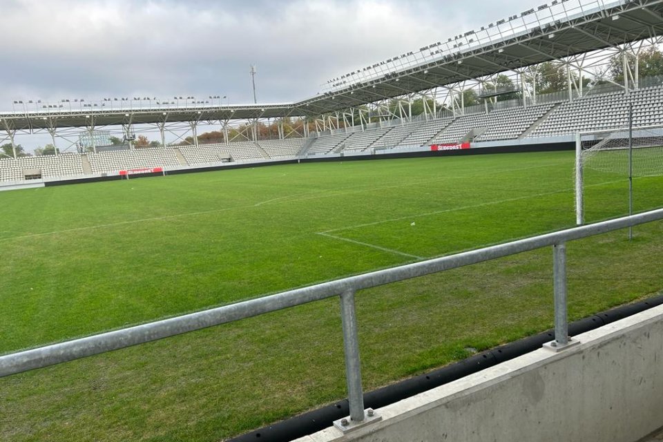 Gazonul de pe stadionul Arcul de Triumf la două zile după meciul dintre Dinamo și Farul, 0-2