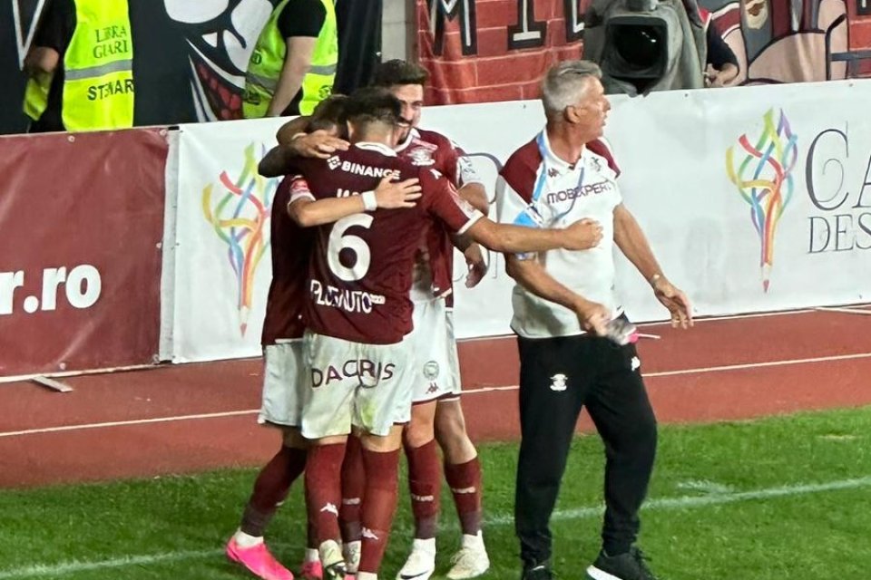 Cristiano Bergodi, antrenorul Rapidului, s-a bucurat alături de elevii săi după golul marcat în partida cu CFR Cluj
