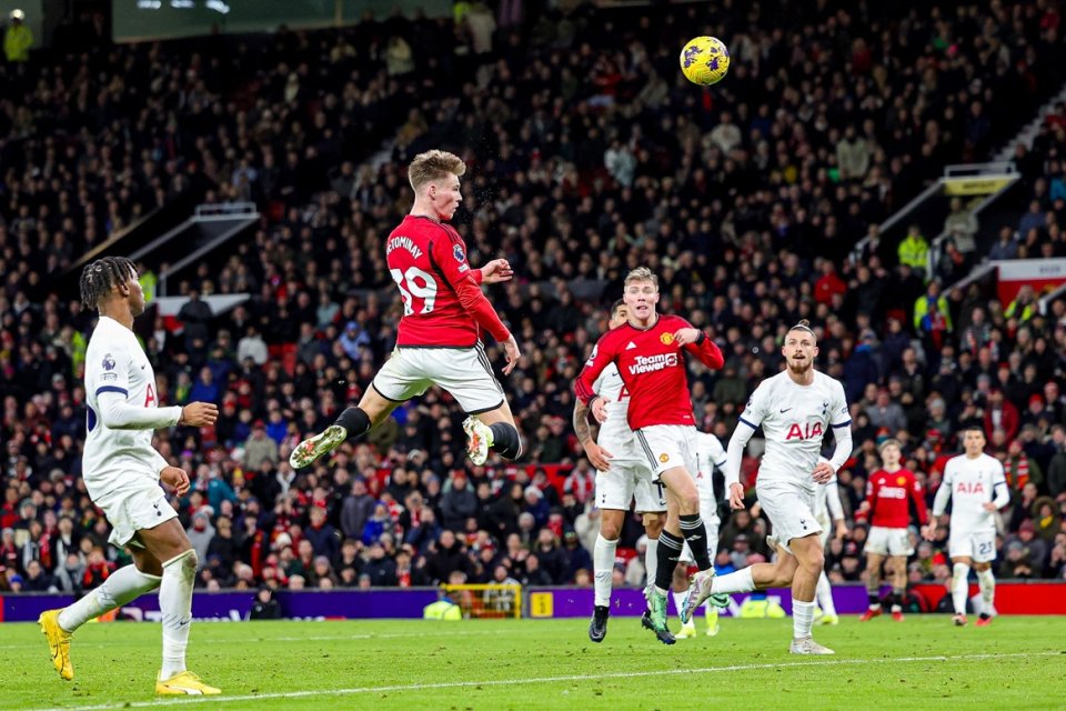 Scott McTominay a trimis cu capul în minutul 90+5 al duelului Manchester United - Tottenham de lângă Radu Drăgușin
