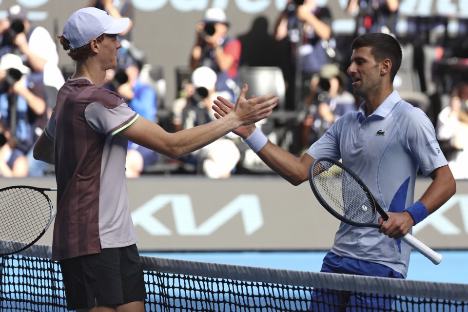 Novak Djokovic (dreapta) îl felicită pe Jannik Sinner pentru victoria în semifinala de la Australian Open, Melbourne, Australia,  26 ianuarie2024