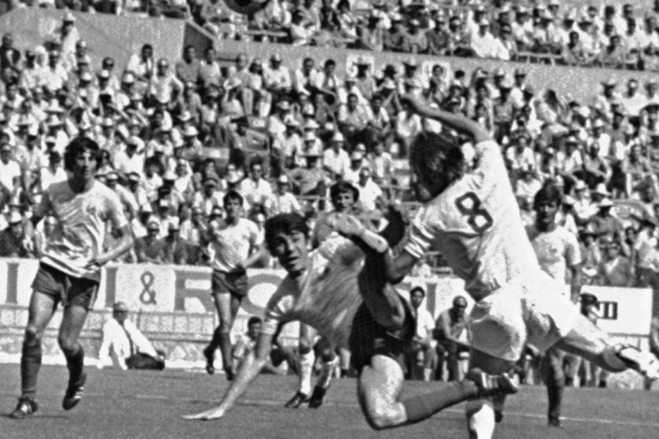 Romania - Cehoslovacia 2-1, CM Mexic 1970. De la dreapta la stînga, plan apropiat, Cornel Dinu, Nicolae Lupescu și Ladislav Petras (nr.8)