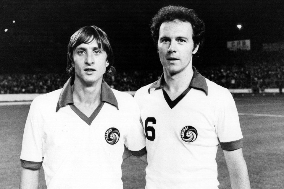 Beckenbauer (dreapta), în tricoul lui Cosmos, alături de un alt uriaș dispărut în ultimii ani, Cruyff, la un meci demonstrativ al formației nord-americane