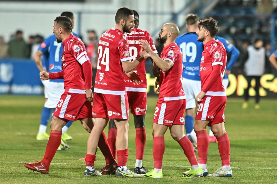 Jucătprii lui Dinamo s-au bucurat pentru victoria cu Farul