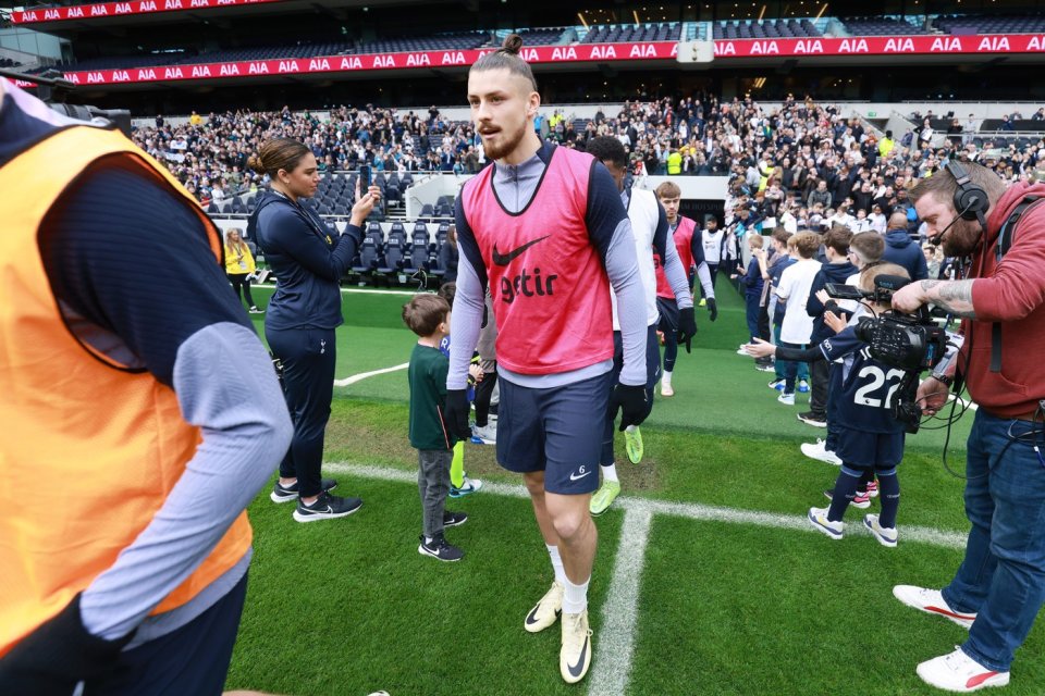 Radu Drăgușin, rezervă la meciul lui Tottenham cu Wolverhampton