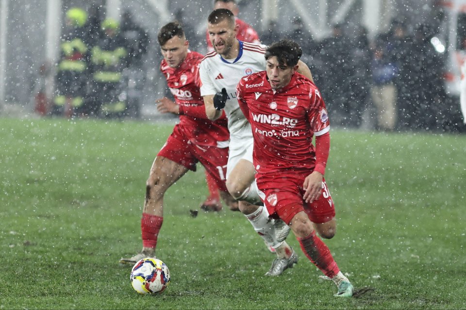 Dennis Politic (stânga), Milen Zhelev (centru, în alb) și Costin Amzăr în partida dintre Dinamo și Oțelul Galați, contând pentru CUPA ROMÂNIEI BETANO, desfășurată pe Stadionul ”Arcul de Triumf” din București, 7 decembrie 2023