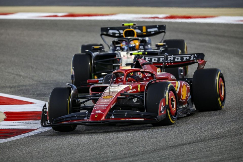 Carlos Sainz (Ferrari) și Sergio Perez (Red Bull Racing) în timpul testelor presezonului 2024 de F1,  Bahrain International Circuit, Sakhir, Bahrain, 22 februarie 2024