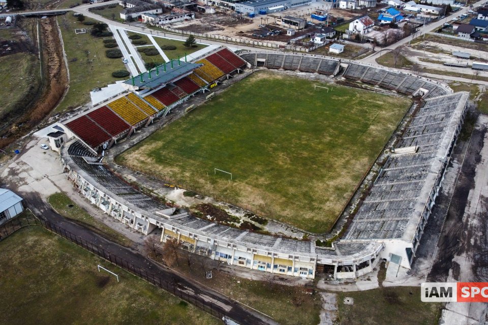 Nu, nu este o imagine de la Cernobîl din anii '80, ci o fotografie actuală cu stadionul din Scornicești